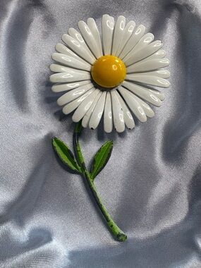 Brooch Vintage White and Yellow Daisy Enamel Pin